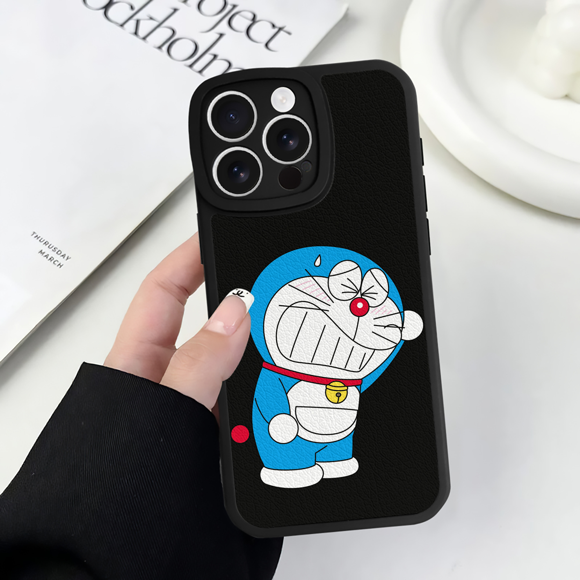 （画像用） ドラえもん Doraemon 【iPhone 16シリーズ対応】シリコンスマホケース（レザー調） 材質：シリコン
